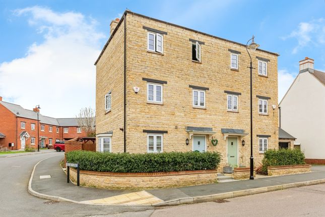 3-bed house on 27, Poppyfield Road, Northampton, £305,000