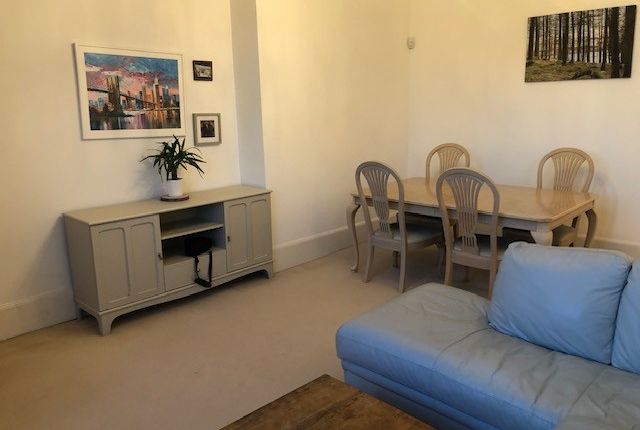 Flat 58, Redhill photo 3