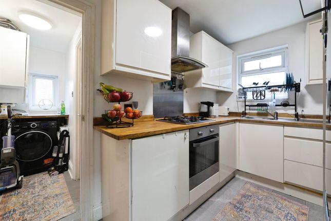 Flat 3, 675-677, High Road Leyton, London photo 2