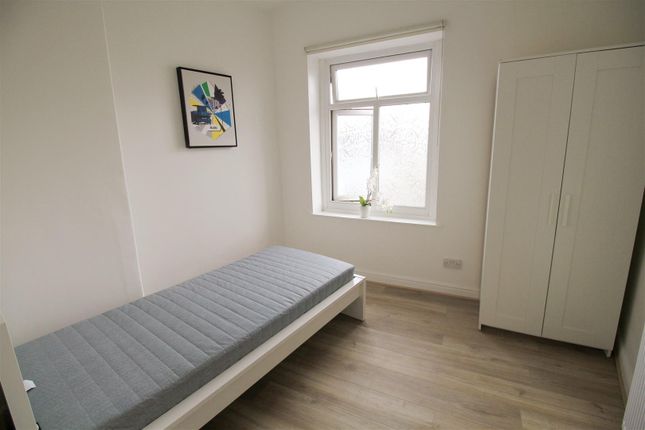 Room 5, 254a, Shaw Road, Oldham photo 2