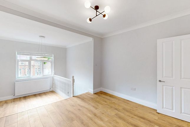 Flat 4, 23 Colville Road, London photo 2