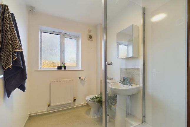 A Modern And Bright Bathroom Featuring A Spacious ...