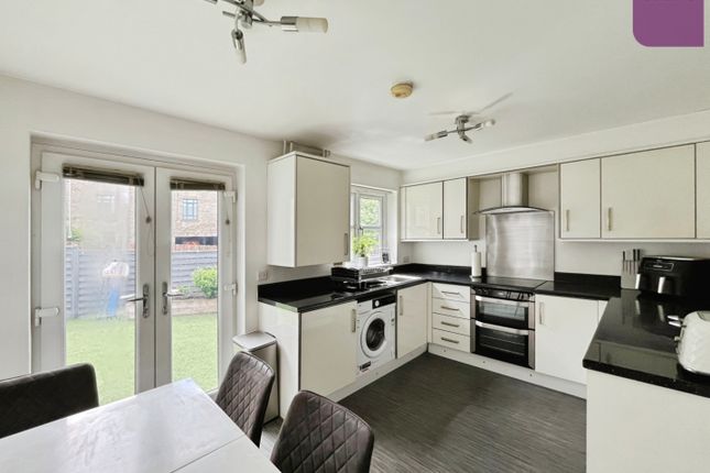11, Weavers Fold, Oldham photo 4