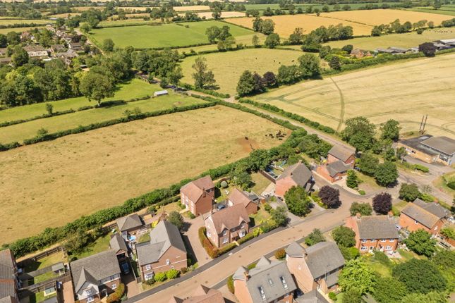 10, Clock Meadow, Daventry photo 2