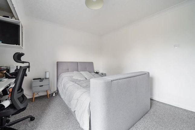 Flat for sale in High Wycombe, Downley, Buckinghamshire