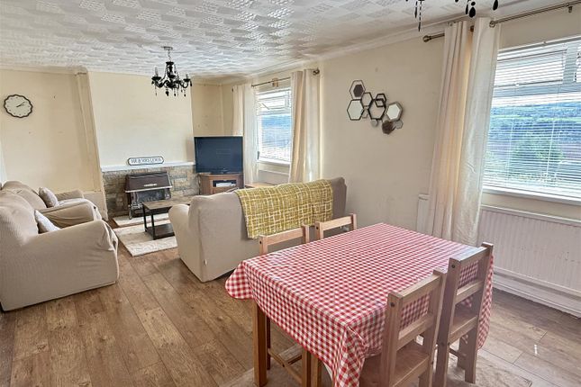 17, Heol Llethryd, Llanelli photo 2
