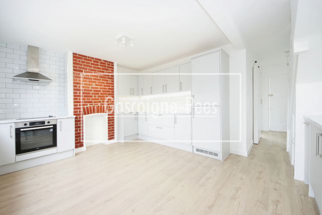 64, Chessington photo 3