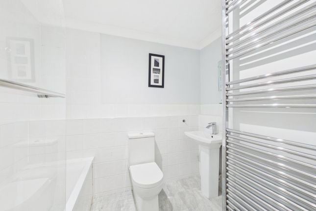 Flat 10, Coniston Court,, Cumberland Road, Surrey photo 4