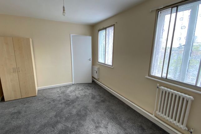 Flat to rent in Byron Road, Harrow