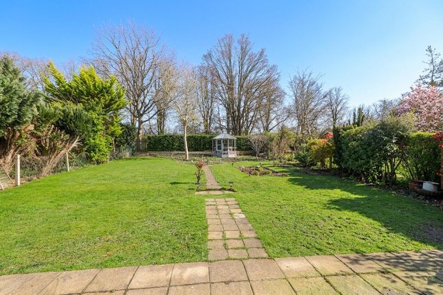 33, Willow Crescent East, Denham photo 2