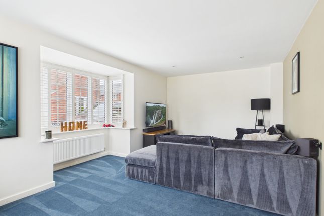 23, Moorhen Grove, Southam photo 2