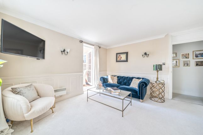 Flat for sale in Stoneleigh Park, Weybridge