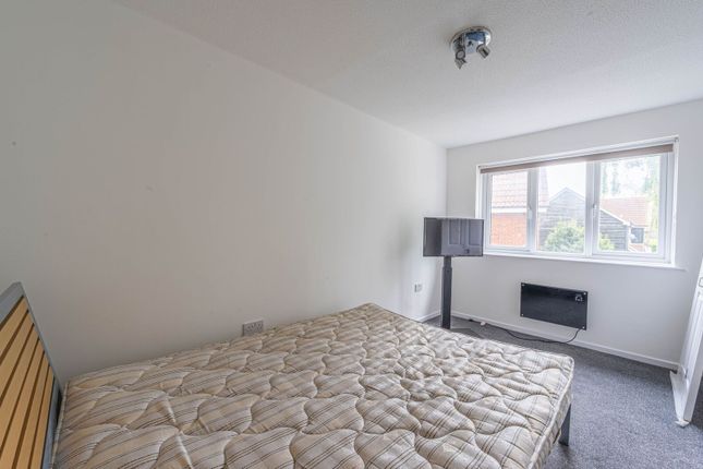 Burlington Close, Beckton photo 3