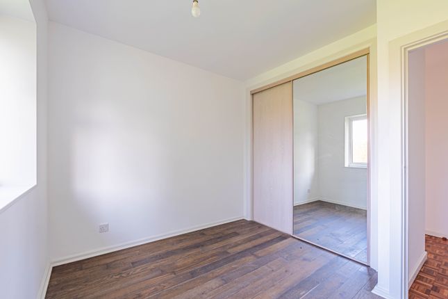 24, Herga Court, Watford photo 5