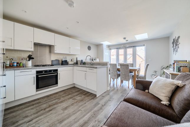 82, Duffet Drive, Wokingham photo 3