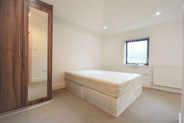 Flat to rent in The Metro Centre, St. Johns Road, Isleworth