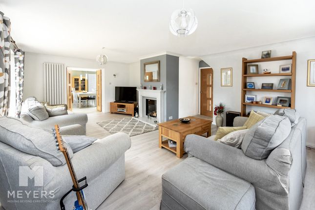 2, Burton Close, Ringwood photo 4