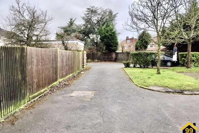 Flat for sale in Abbotswood Way, Hayes, Greater London