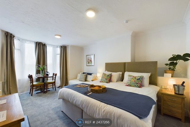 Room 3: King/Twin Bed