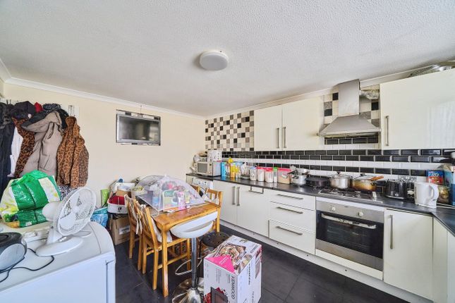 35, Southern Avenue, Feltham photo 2