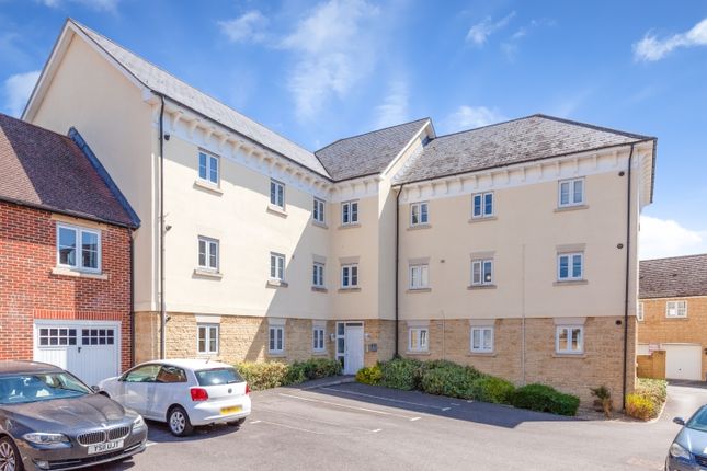 Flat to rent in Ashcombe Crescent, Witney