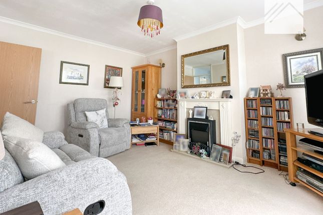 16 Miltsin Avenue, Canvey Island photo 2
