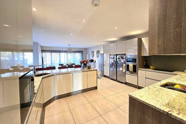 12 Sinclair Grove, London photo 3