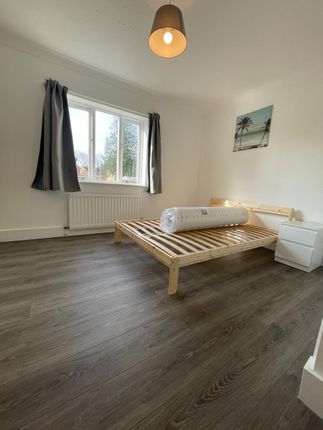 Flat to rent in Turnstone Close, London