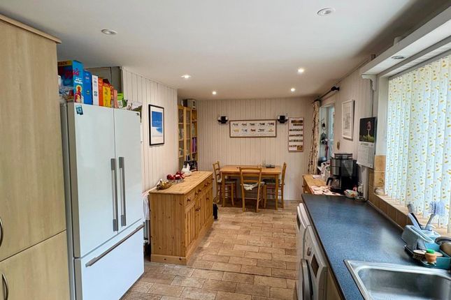 8, Ashley Close, Farnham photo 2