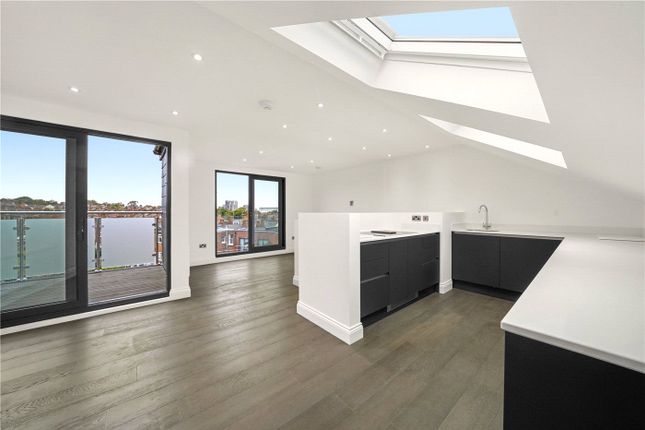 Flat for sale in Weston Park, London