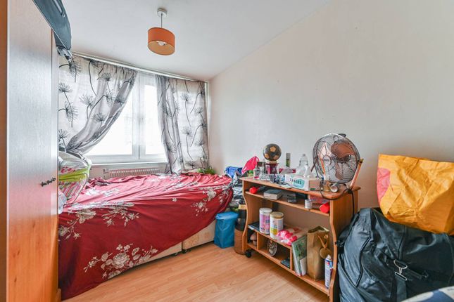 Flat for sale in Thames Court, Peckham, London