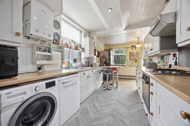 13, Dellfield Crescent, Uxbridge photo 2