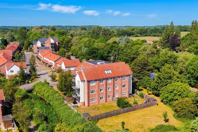 2-bed flat on 18 Waterside Drive, Bungay, £200,000