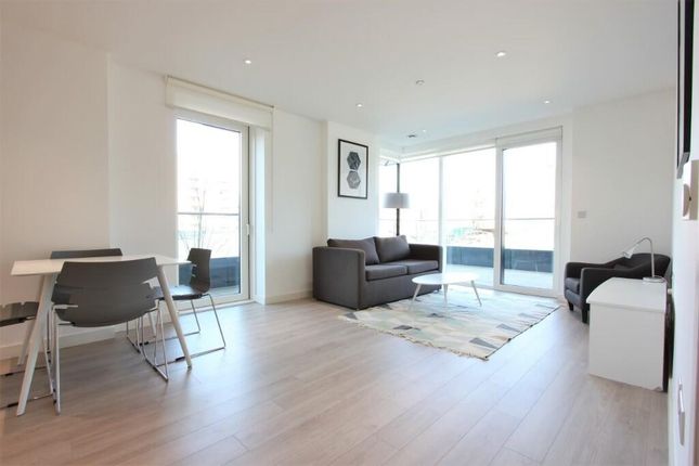 Devan Grove, London photo 2
