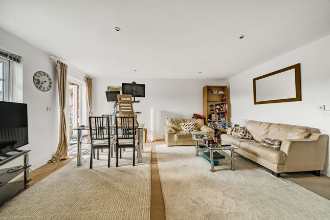 Flat 11, Viewpoint Court,, Elm Park Road, Middlesex photo 2