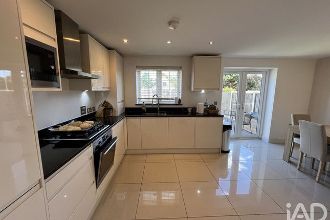 6, Bowers Close, Basildon photo 2