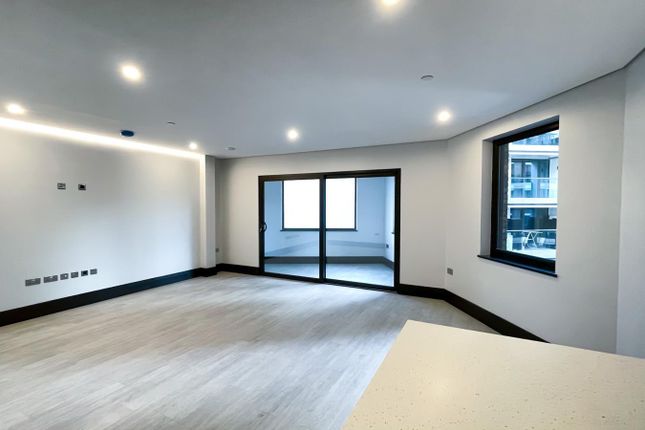 UK353, Flat 3, 6 Buckle Street, London photo 3