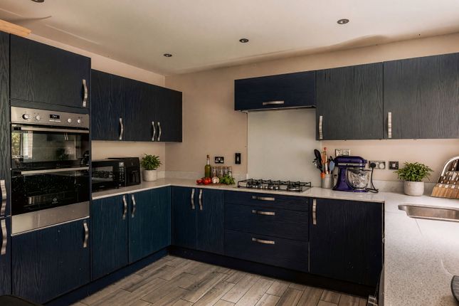 31, Thomas Waters Way, Horley photo 2
