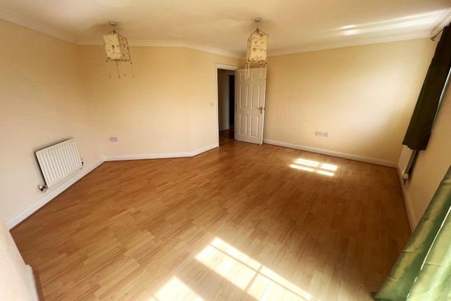 Flat to rent in Shillingford Close, Mill Hill