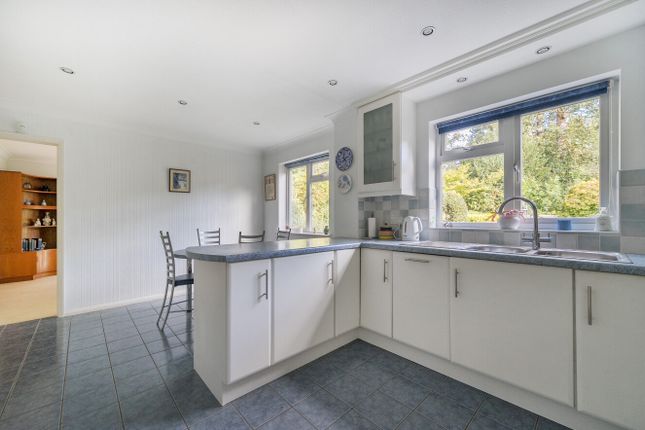 8, Davies Close, Surrey photo 5