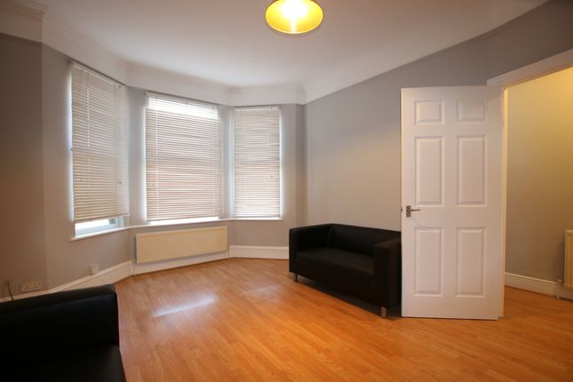 Thumbnail Flat to rent in Temple Road, Cricklewood
