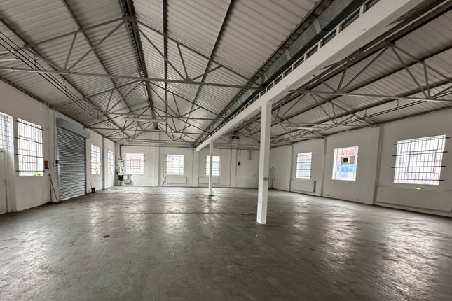 Warehouse to let in Trafford Road, Reading, Berkshire