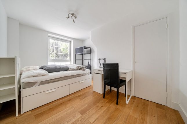 Flat 20, Crayford House,, Tabard Garden Estate, London photo 4