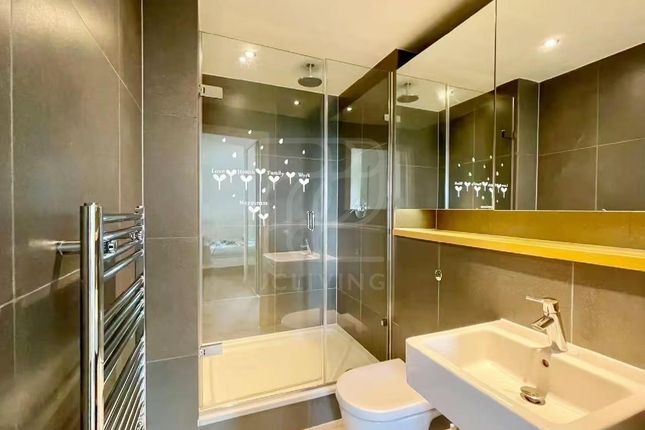 NZ165, Flat 714, Vantage Building, Station Approach, Hayes photo 4