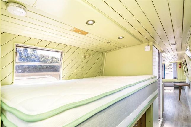 Ying Yang Houseboat, The Hollows, Brentford photo 4