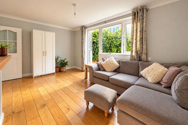 Alfred Street, London photo 3