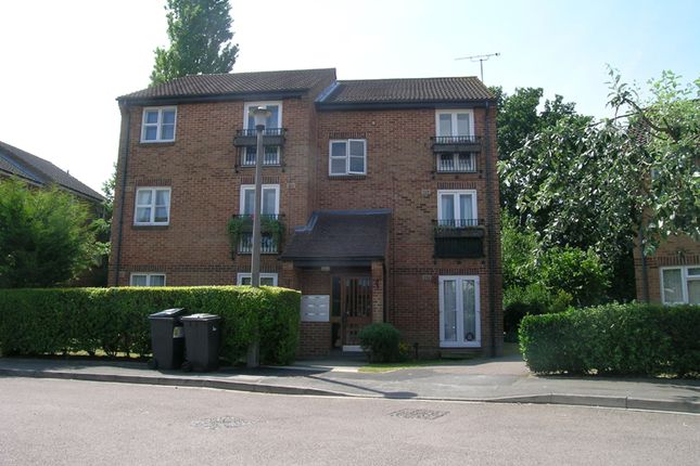 Thumbnail Flat for sale in Frogmore Close, Cippenham, Slough