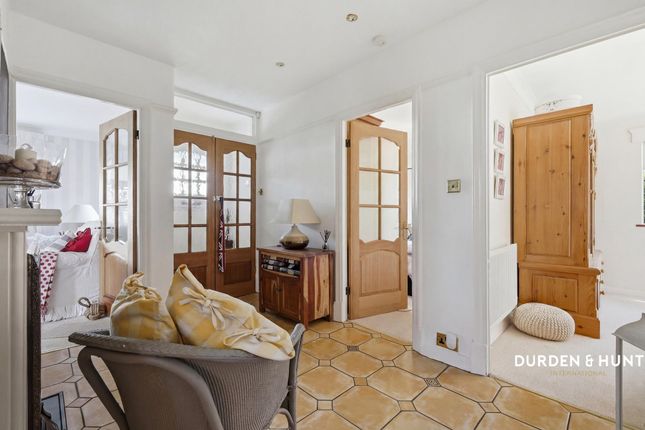 31 Canvey Road, Leigh-On-Sea photo 4