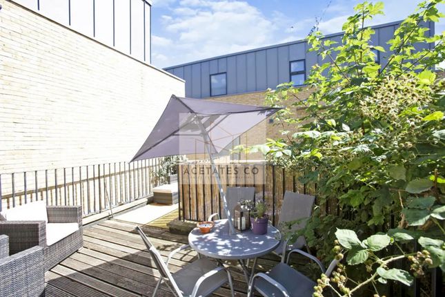 Flat for sale in Roman Road, Bow, London