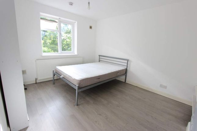 Flat to rent in Goldings Crescent, Hatfield